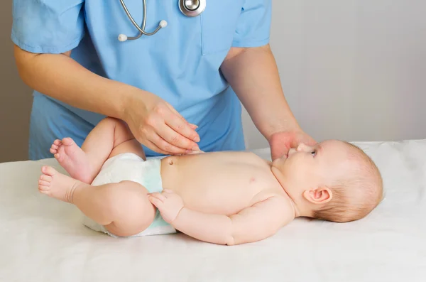 Pequeño bebé con médico — Foto de Stock