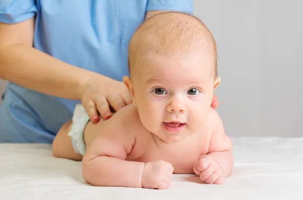 Petit bébé avec médecin — Photo