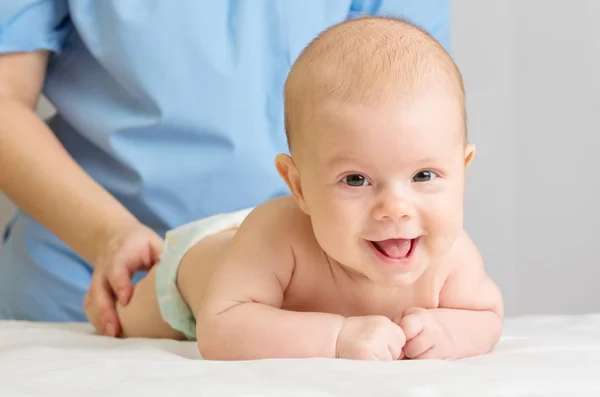 Läkare med lilla bebis — Stockfoto