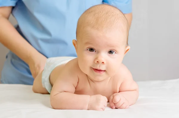 Doktor ile küçük bebek — Stok fotoğraf