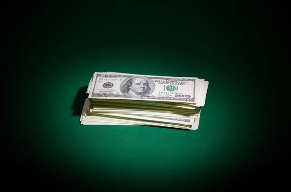 Dólares sobre mesa verde — Foto de Stock
