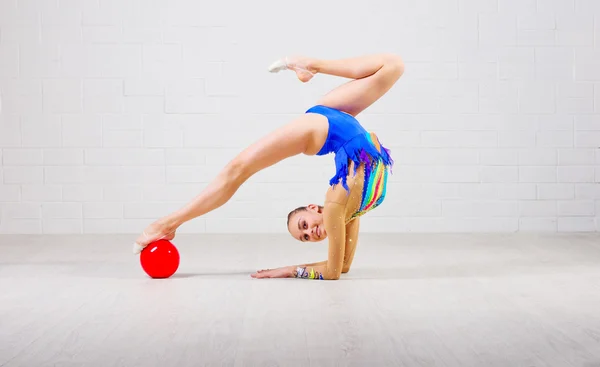 Menina está envolvida em ginástica de arte — Fotografia de Stock