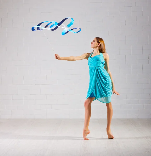 Ragazza è impegnata in ginnastica artistica — Foto Stock