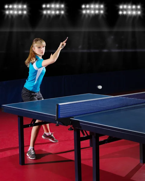 Chica jugador de tenis de mesa en el pabellón deportivo — Foto de Stock