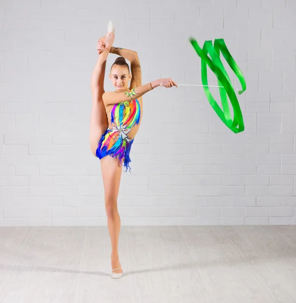 Dívka se zabývá v umělecké gymnastice — Stock fotografie