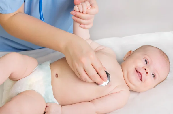 Bébé fille avec médecin — Photo