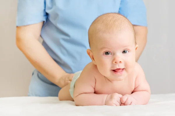 Meisje van de baby met arts — Stockfoto