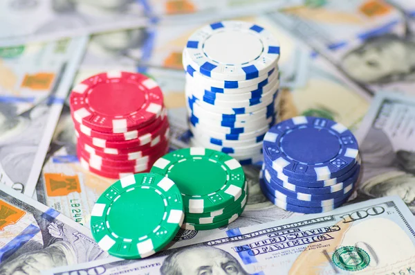Glücksspiel-Chips und Dollar — Stockfoto