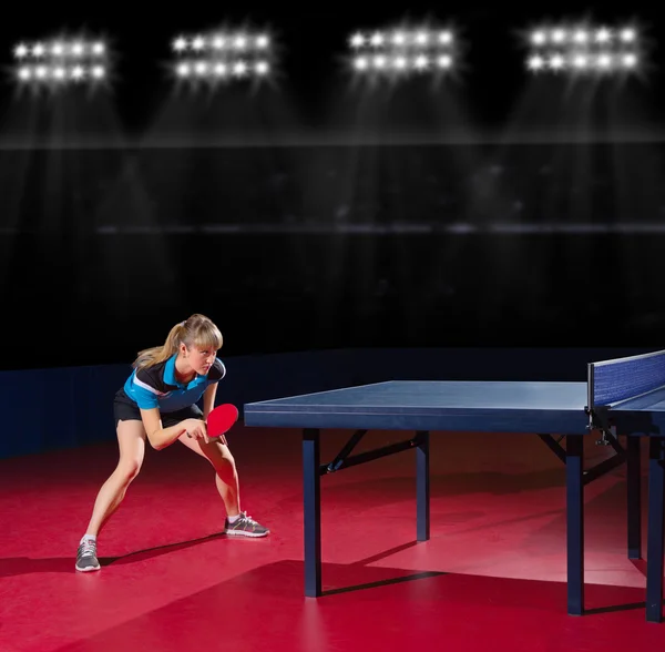 Menina jogador de tênis de mesa no salão de esportes — Fotografia de Stock
