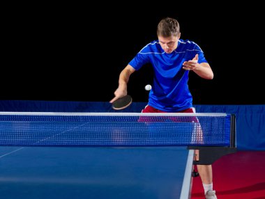 Genç masa tenis oyuncusu