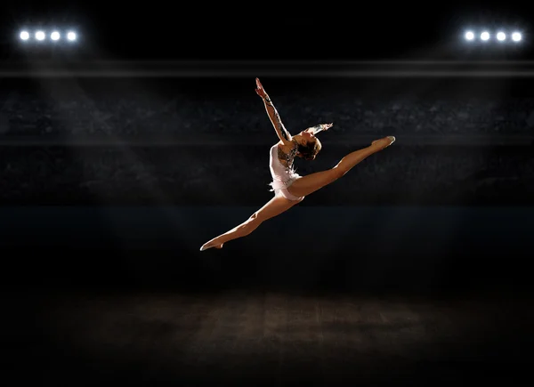 Meisje betrokken kunst gymnastiek — Stockfoto