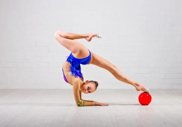 Menina envolvida arte ginástica — Fotografia de Stock