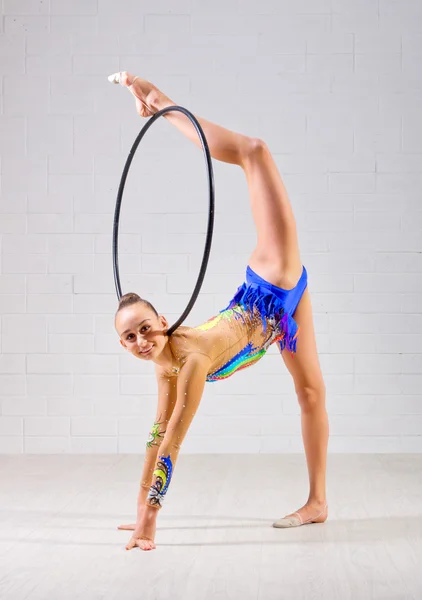 Menina envolvida arte ginástica — Fotografia de Stock