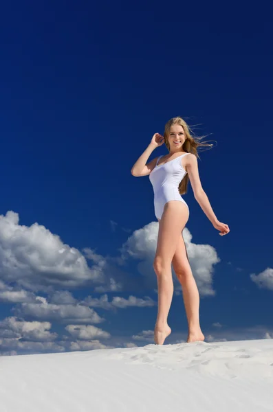 Chica en la playa — Foto de Stock