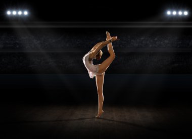 Nişanlı kız sanat jimnastik