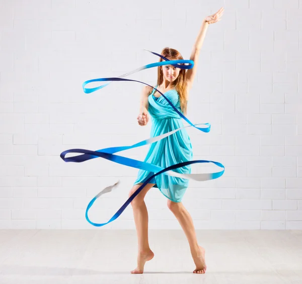 Ragazza impegnata ginnastica d'arte — Foto Stock