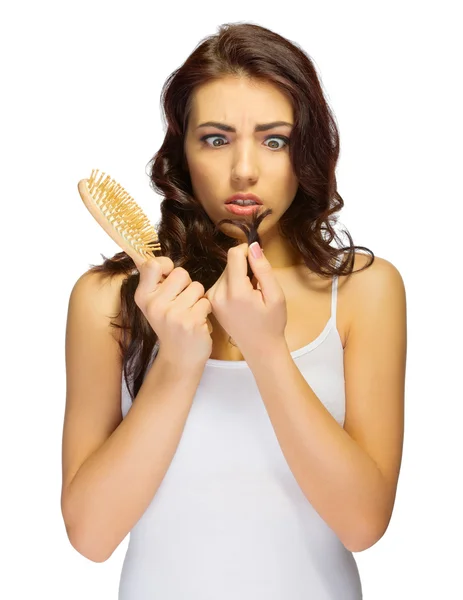 Jeune fille mécontente avec brosse à cheveux — Photo