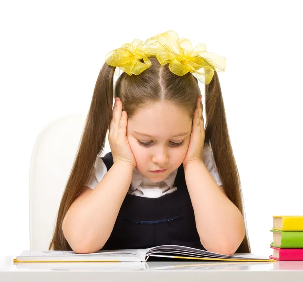 Pequeña colegiala en la mesa — Foto de Stock