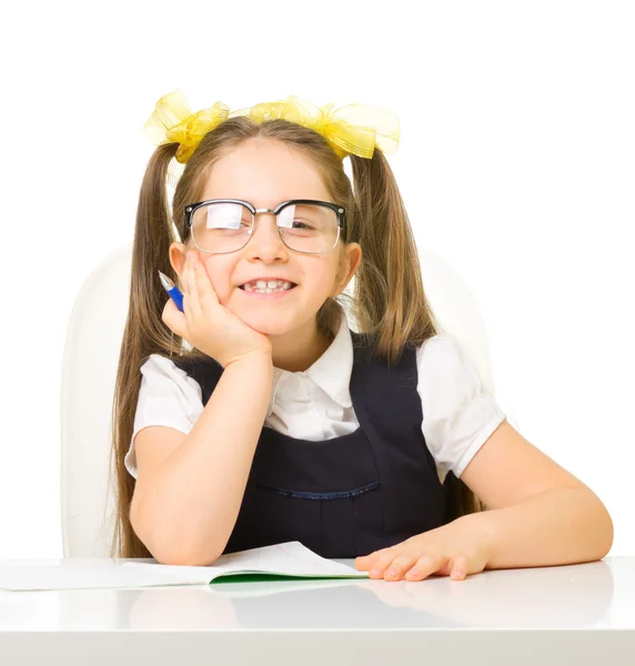 Маленькая школьница за столом — стоковое фото
