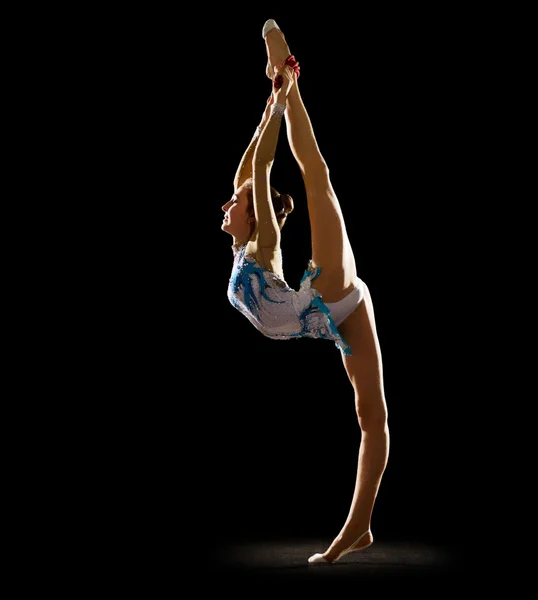 Giovane ragazza impegnata ginnastica d'arte — Foto Stock