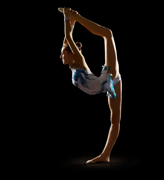 Giovane ragazza impegnata ginnastica d'arte — Foto Stock