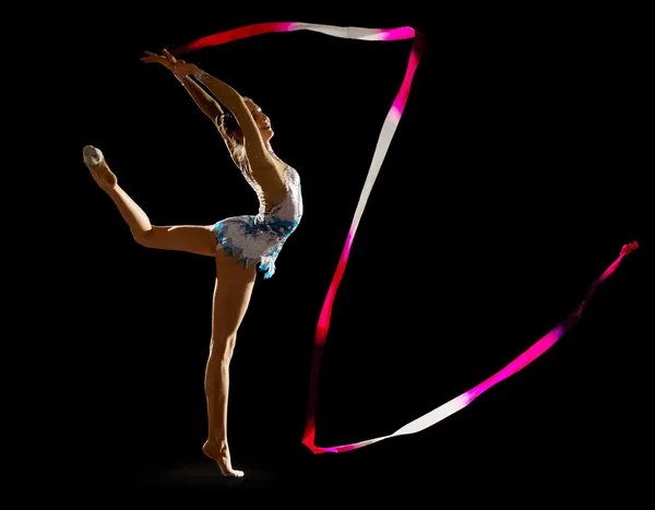 年轻女孩从事艺术体操 — 图库照片