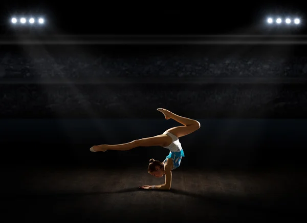 Девушка занималась художественной гимнастикой в спортзале — стоковое фото