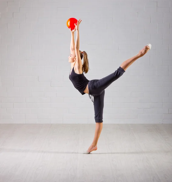 Mladá dívka zabývá umělecké gymnastiky — Stock fotografie