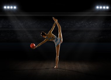 Genç kız sanat spor salonu, jimnastik yapan