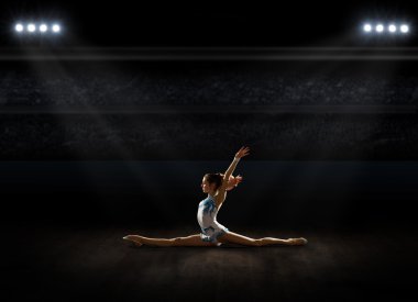 Genç kız sanat spor salonu, jimnastik yapan