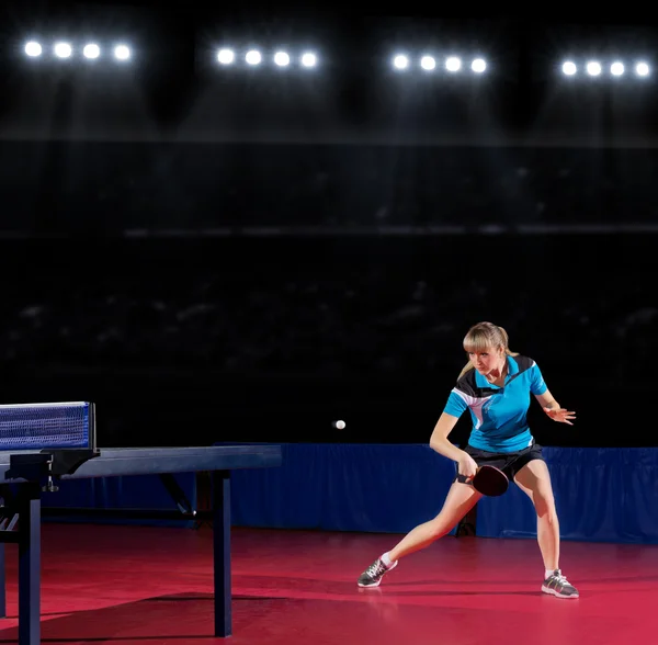 Menina jogador de tênis de mesa no salão de esportes — Fotografia de Stock