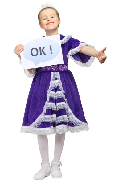 Liten flicka med "Ok" banner — Stockfoto