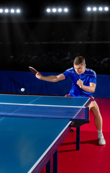 Jugador de tenis de mesa en el pabellón deportivo —  Fotos de Stock