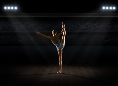 Nişanlı genç kız sanat jimnastik