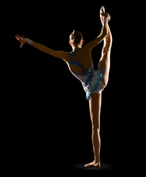 年轻女孩从事艺术体操 — 图库照片