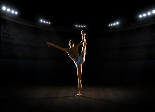 Giovane ragazza impegnata ginnastica d'arte — Foto Stock