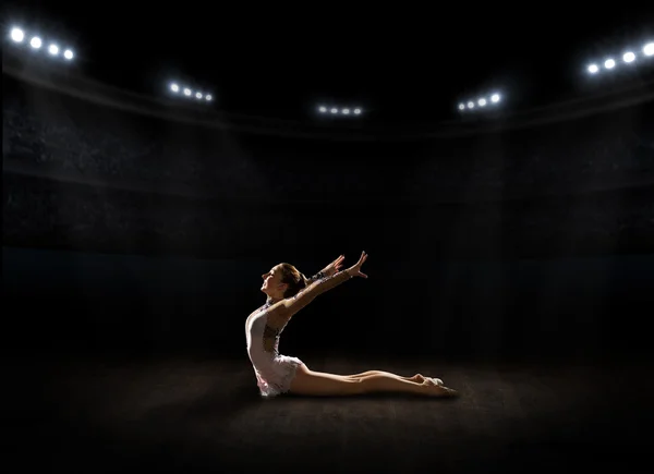 Giovane ragazza impegnata ginnastica d'arte — Foto Stock