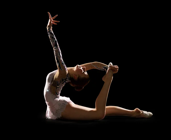 Giovane ragazza impegnata ginnastica d'arte — Foto Stock