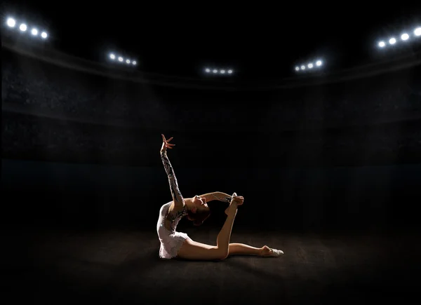 Giovane ragazza impegnata ginnastica d'arte — Foto Stock