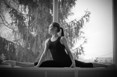 Kız Sanat penceresinde jimnastik yapan