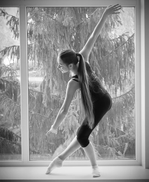 Menina engajada arte ginástica na janela — Fotografia de Stock