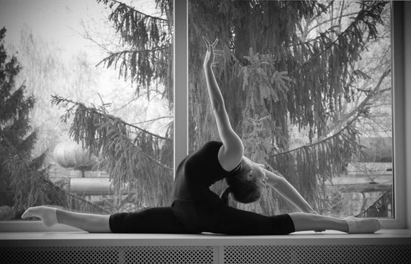 Fata angajat arta gimnastic pe fereastră — Fotografie, imagine de stoc
