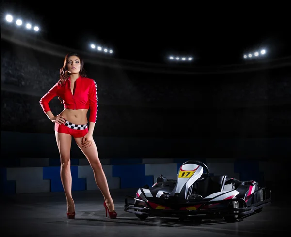 Menina piloto com kart no estádio — Fotografia de Stock