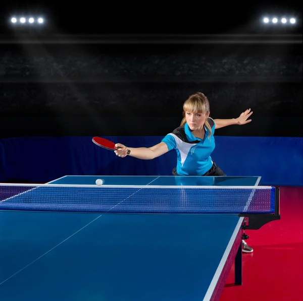 Dziewczyna tenisista stołowy w hali sportowej — Zdjęcie stockowe