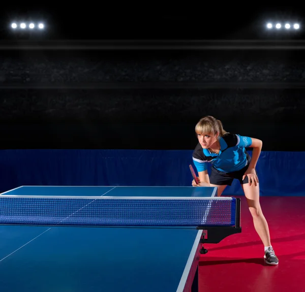 Dívka stolní tenista na sportovní hala — Stock fotografie