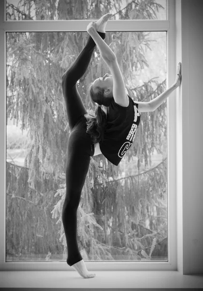 女の子従事ウィンドウ アート体操 — ストック写真
