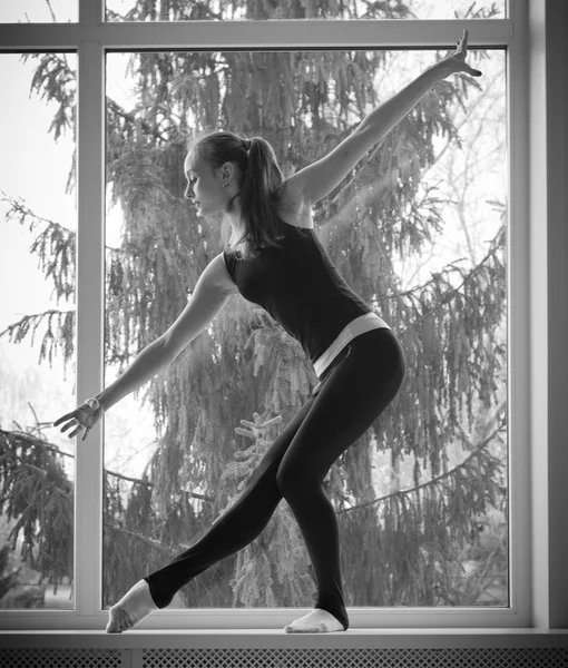 Tjej engagerad konst gymnastik på fönster — Stockfoto