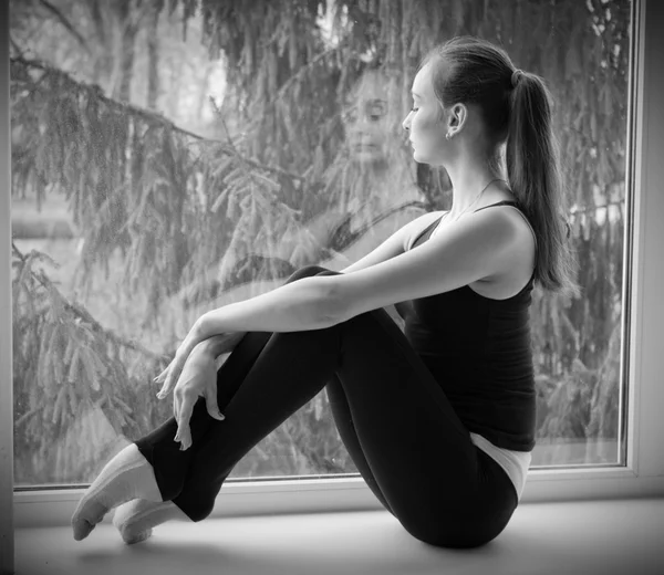 Girl engaged art gymnastic on window — Stock Photo, Image