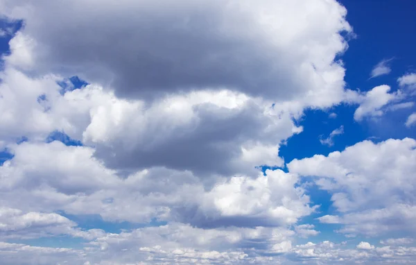Lucht met witte wolken — Stockfoto