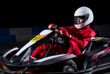 Genç kız karting yarışçısı